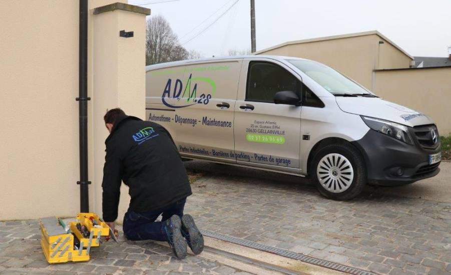 Intervention d'un technicien sur pose de portail automatique coulissant 